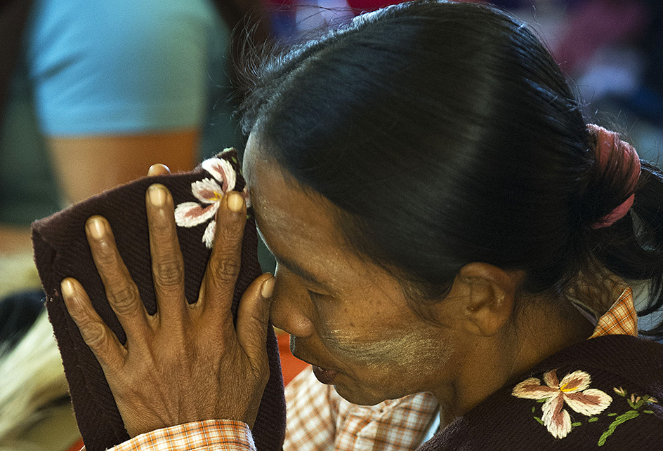 myanmar-biddende-vrouw-boeddisme
