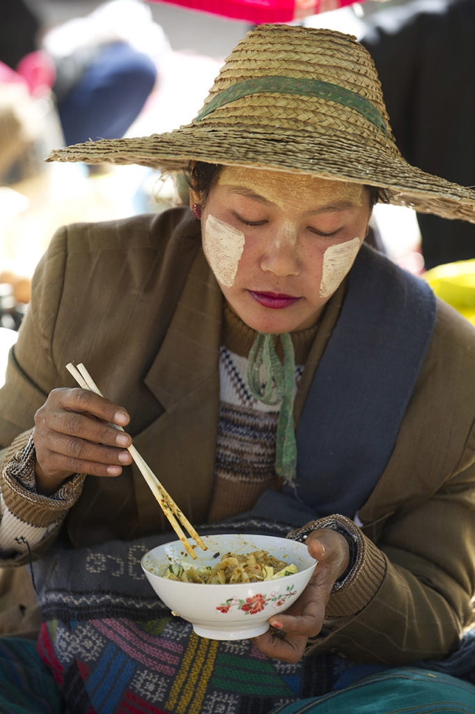 myanmar-kalaw-markt-vrouw-eten
