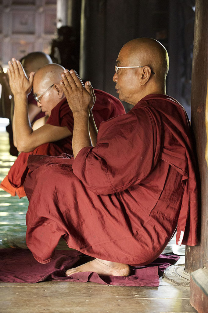 myanmar-mandalay-biddende-monikken--boeddisme