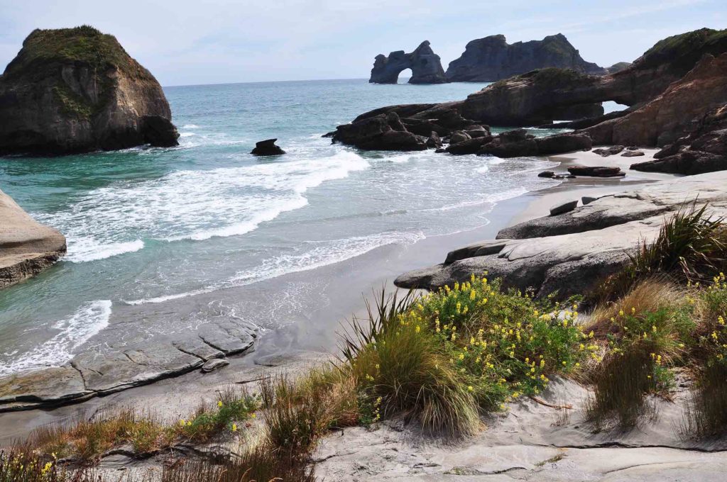 nieuw-zeeland-wharariki-beach-strand.