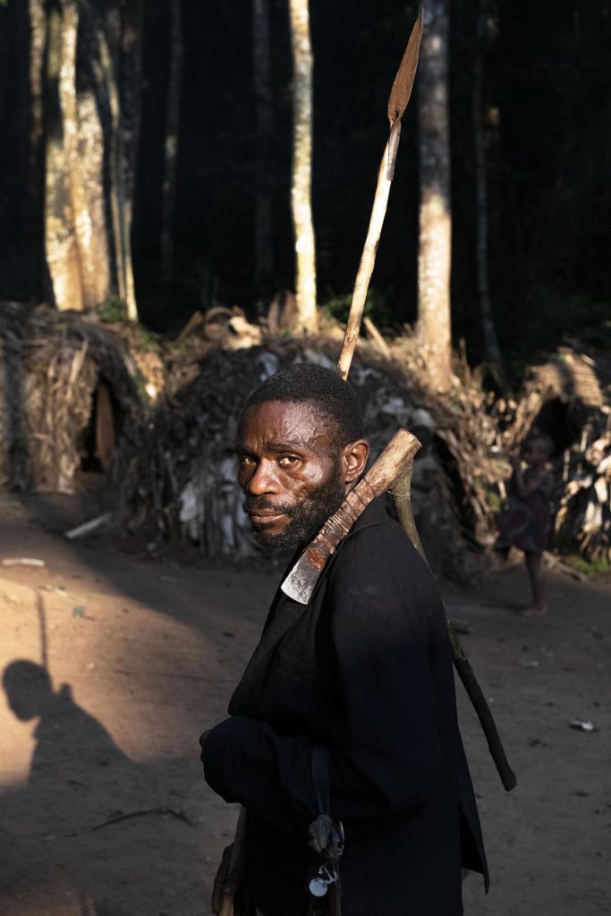 kameroen-baka-pygmeeën-man-tradionele-bijl