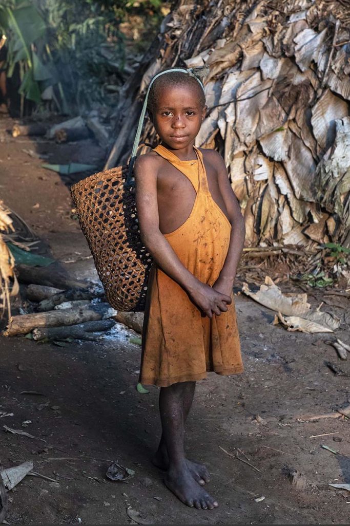 kameroen-baka-pygmeeën-meisje-mand