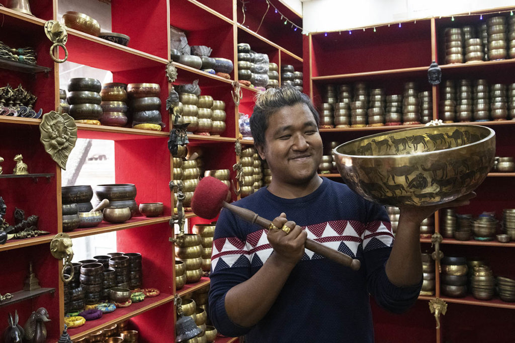 nepal-kathmandu-klankschalenverkoper