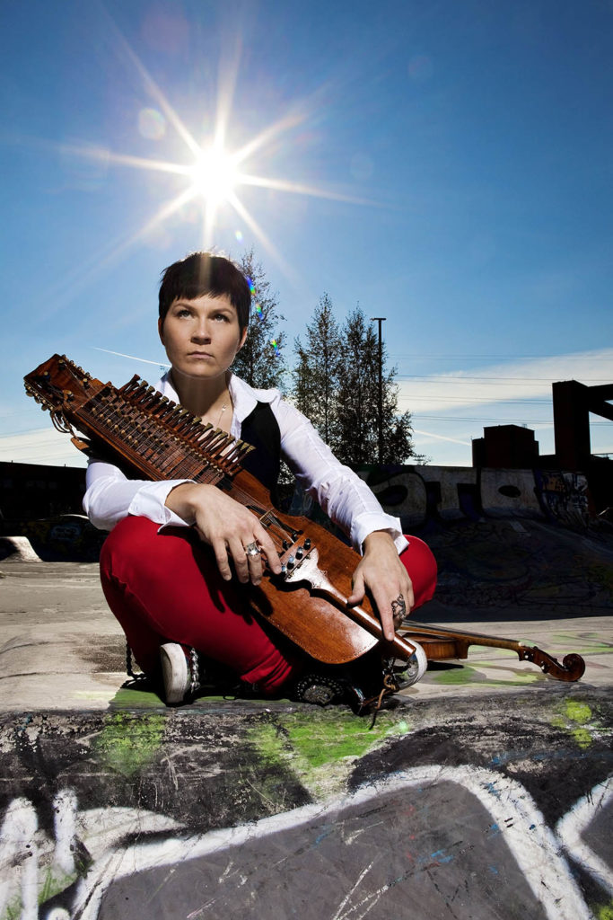 Emilia-Lajunen-op-de-nickelharpa-Muziek-van-Finland-Rik-van-Boeckel