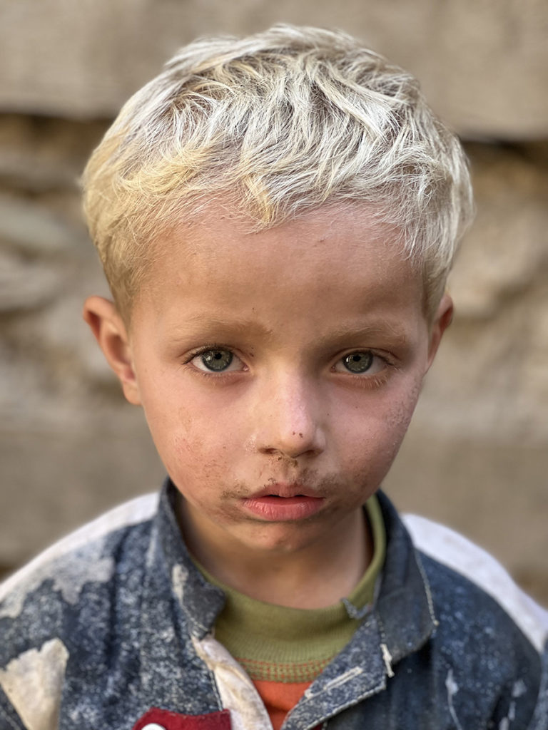 kalash-jongen-blauwe-ogen-blond-haar-henk-bothof