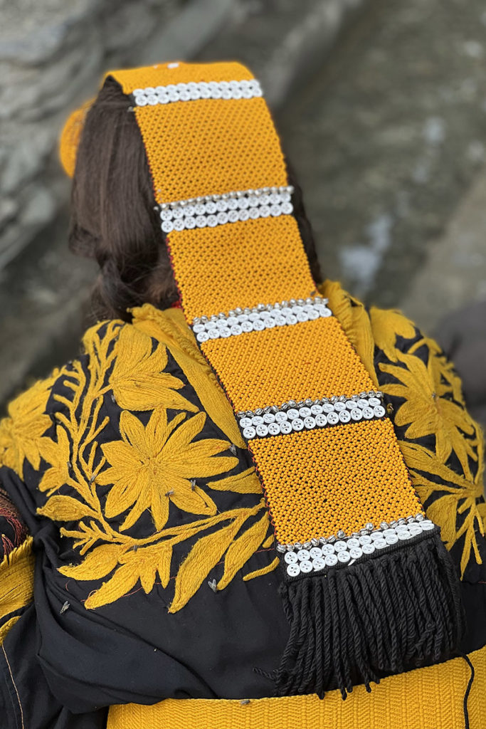 detail-kralen-kalash-vrouw-henk-bothof