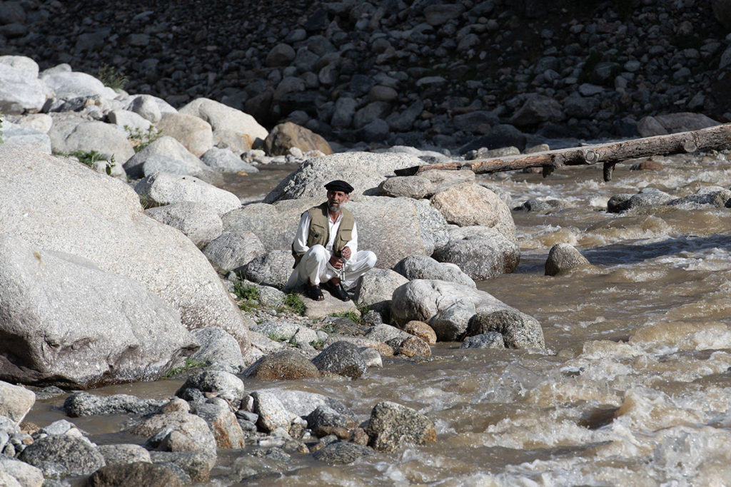 kalash-man-bij-rivier-henk-bothof