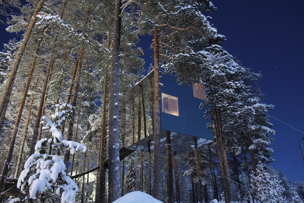 reflecting-mirrorcube-treetops-zweden