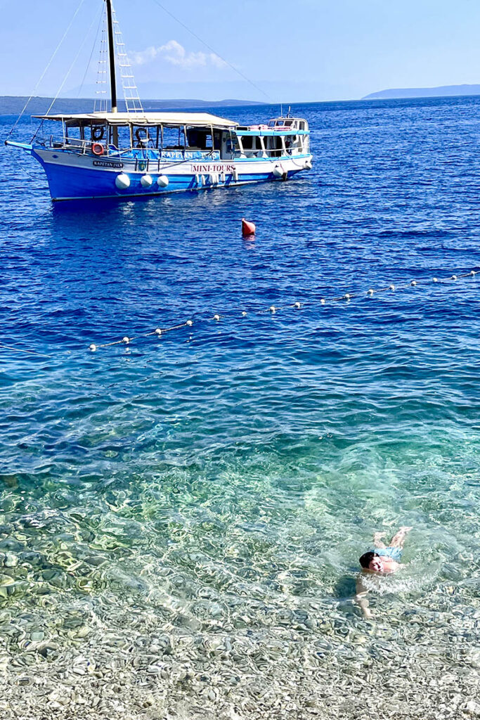 bel-strand-kasper-zwemt-avo