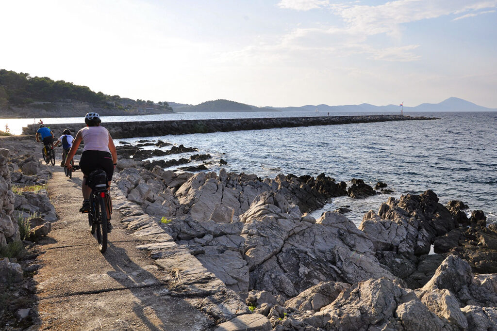 luka-rovenka-kust-fietsen-avo