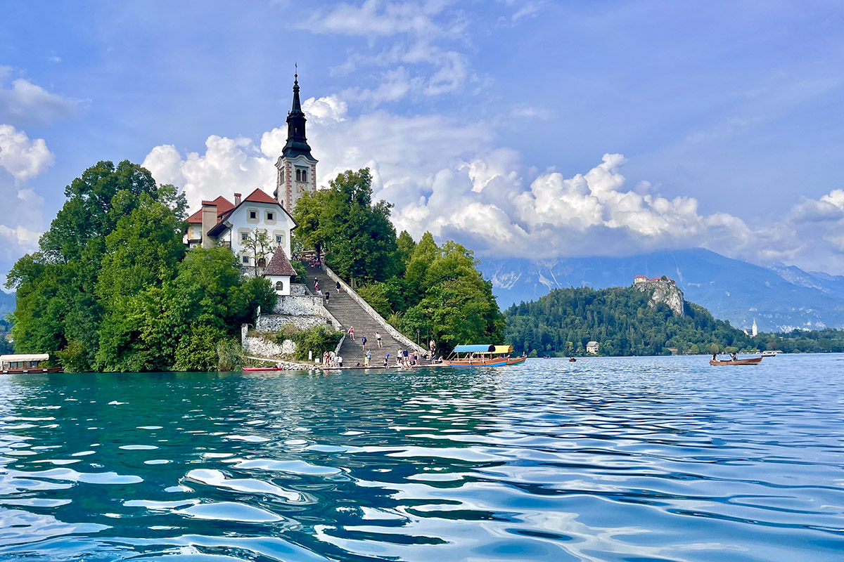 eiland-met-kerk-meer-van-bled-slovenie-avo