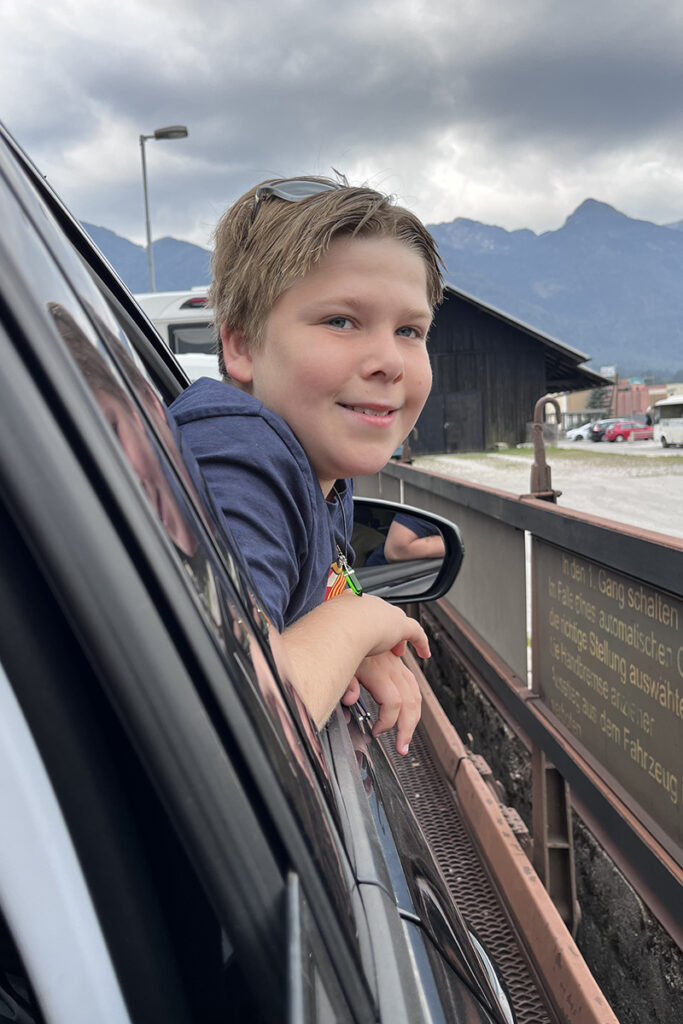 Kasper-uitkijk-autotrein-avo