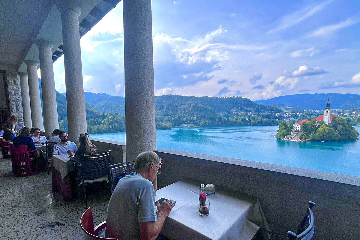 cafe-belvedere-terras-meer-van-bled-slovenie-avo
