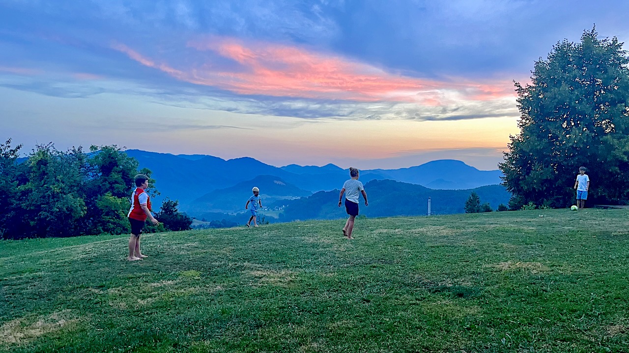 voetballen-kinderen-na-skakuc-slovenie-avo